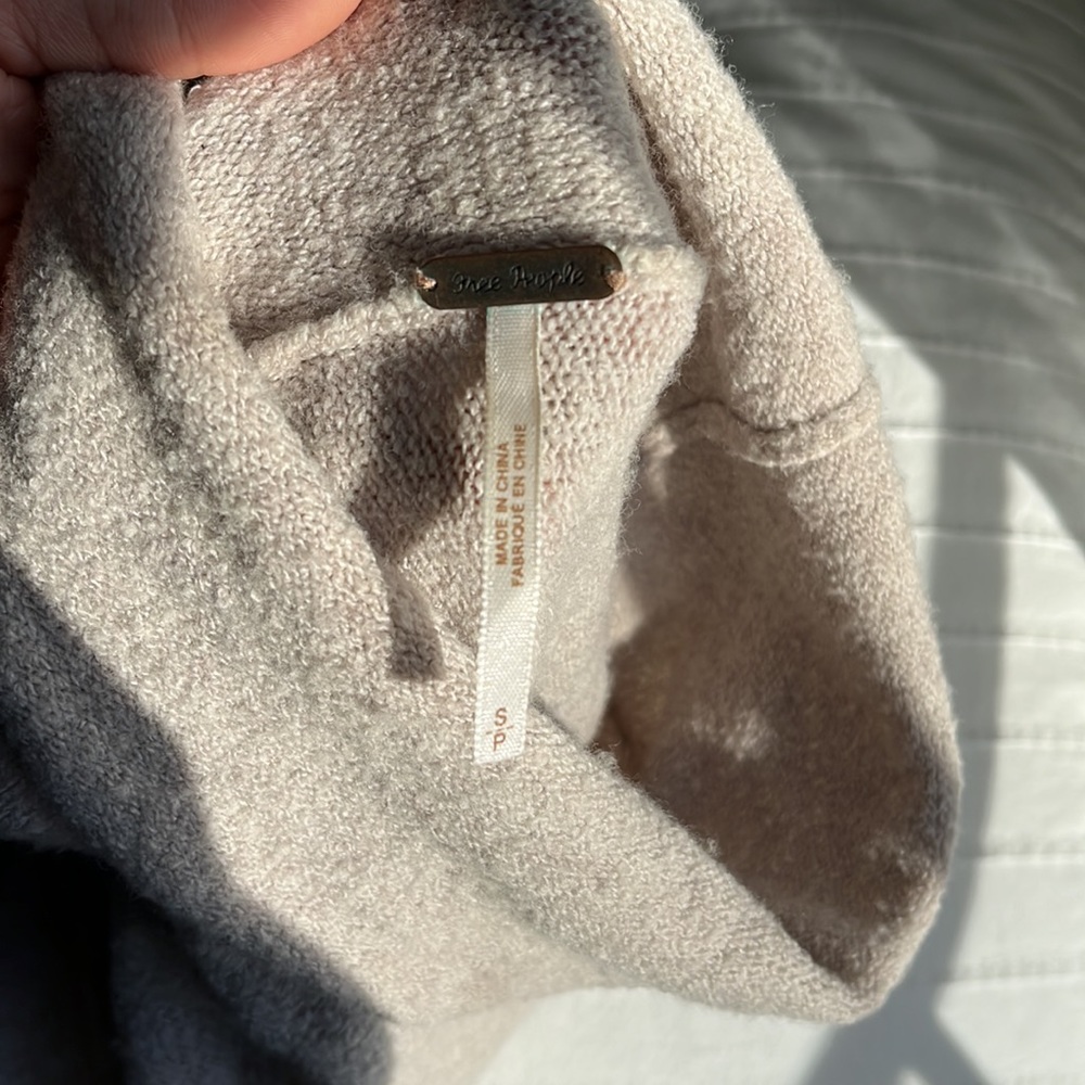 Free People Beige Turtleneck Sweater Size Small - Picture 3 of 3